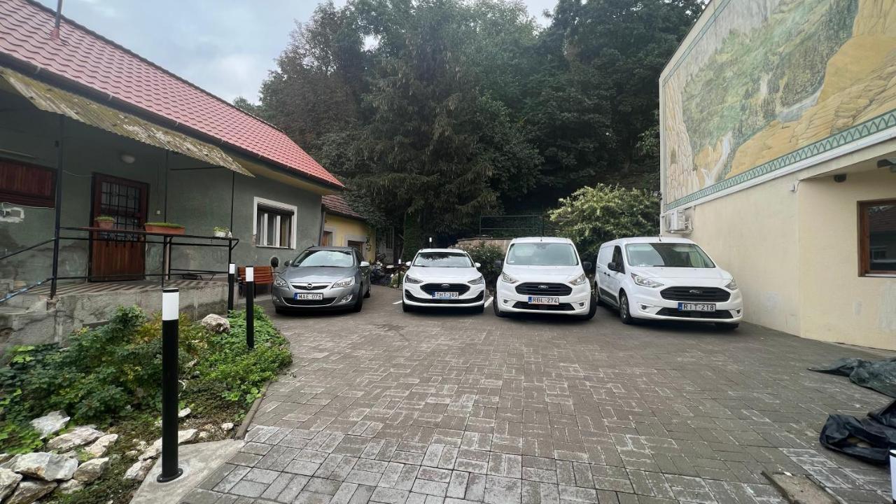 Palantir Panzio Bed & Breakfast Miskolc Exterior photo